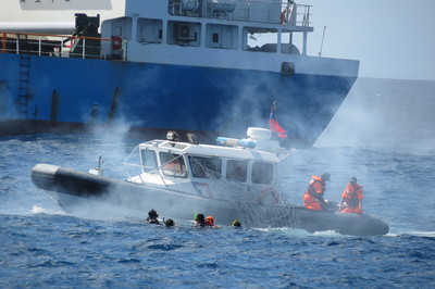 海巡署在太平島海域舉行「南援一號」操演，藉以驗證海巡實施海難搜救與人道救援機制。不過此行動卻引起越南當局抗議。圖／中央社