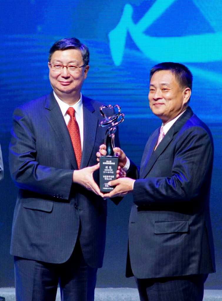 左為經濟部次長卓士昭頒發中小企業組《績優創新企業獎》給伍蓮香業負責人、縣議員陳文忠(照片/嘉議縣府提供)