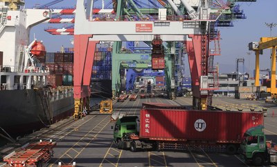 財政部公布7月出口果然出現連續6個月衰退，且衰退幅度依舊達11.9%，。這也使得全年經濟成長動能蒙上一片陰影，下半年恐得相當努力才能扳回一成。（中央社資料照）