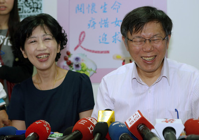 外傳藍營大老建議馬英九對台北市長柯文哲住家進行安檢,若沒過也要拆掉,對此,妻子陳佩琪今諷刺立意良善,請按SOP劃分區域,逐步實施,全台民眾會感念中國國民黨的德政。(資料照,中央社)