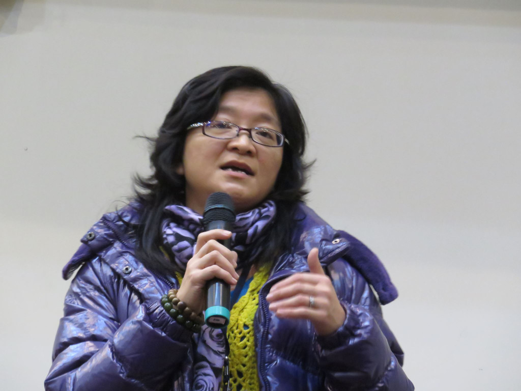 北市府教育局昨天宣佈廢除寒暑假作業，「還給孩自己決定」，萬芳國小教務主任劉芳秀（見圖、實習記者江琳婕攝）在座談會中當面向教育局長湯志民請命：「可不可以留一個位置給弱勢家庭中的孩子」?