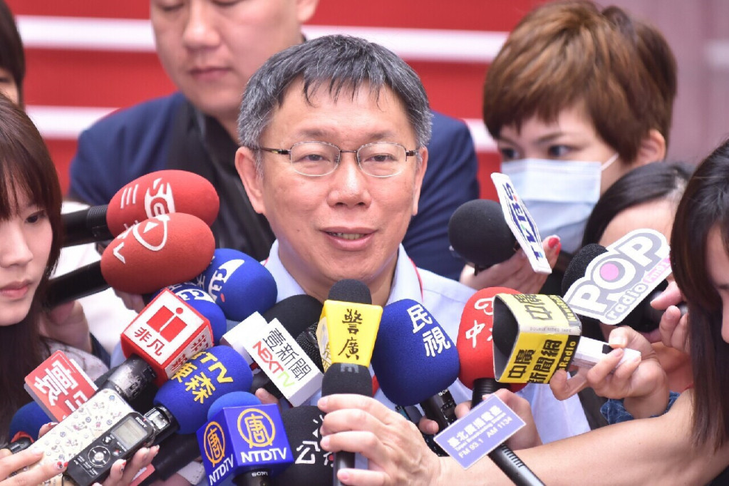 台北市長柯文哲今天出席「交通義勇警察大隊新任大隊長佈達典禮」，被問到是否有人關說警察人事？他說，大家學乖了，知道沒有用，不會找柯文哲。(圖北市府提供20150514)