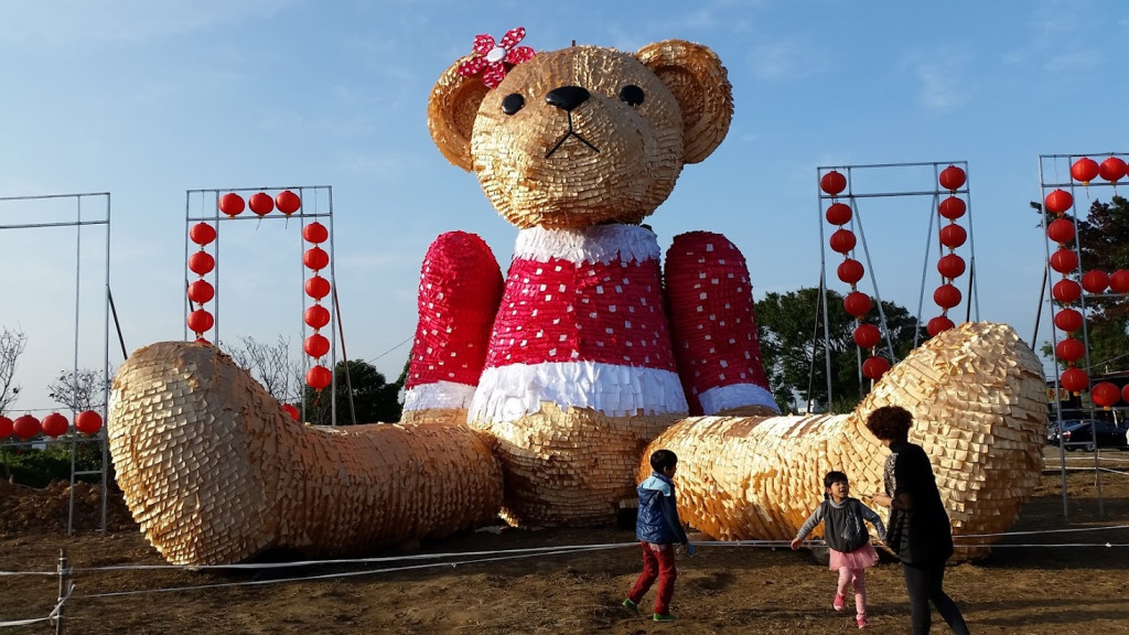 2015年12月桃園航空城內居民組成自救會，舉辦「迷失小熊」地景藝術展。看似療癒，實際是抗議缺乏程序正義。（圖／唐植梅 攝）