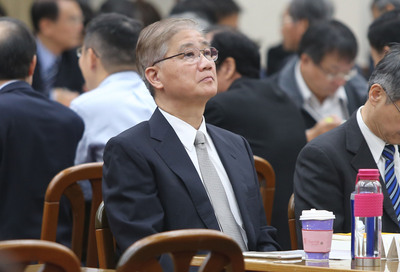 台大教授郭明良涉嫌論文造假又被爆出收錢，波及共同掛名的台大校長楊泮池（中），遭台大工會及國民黨點名停職下台，台大以楊澄清無造假為由拒絕。(圖/中央社資料照)