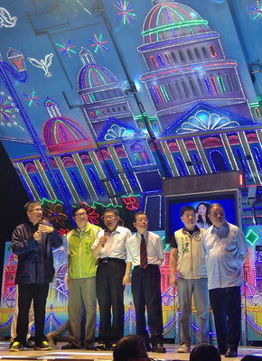 台北市長柯文哲（左3）與前行政院長謝長廷（右3）2日晚間在台北內湖出席「內湖媽祖煙火藝文季」活動，一起主持煙火啟動儀式，柯P在致詞時提到彰化都是黑道，事後趕忙解釋。（中央社）20150502