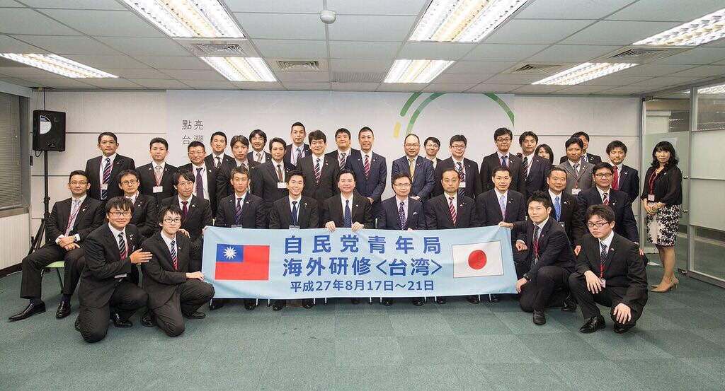 民進黨秘書長吳釗燮於今(18)日接見日本自民黨青年局訪團，就台日之間的安全、經濟及文化關係交換意見。這次自民黨青年局成員，其中包括7名眾議員。（朱蒲青攝）