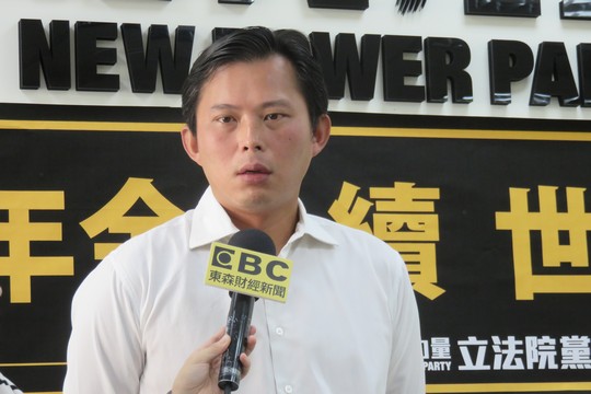 樂陞收購案破局，民進黨立委趙天麟質疑坑殺股民，樂陞董事長許金龍發表公開信反擊，批趙是空頭禿鷹幫凶，時代力量黃國昌１日表示，許金龍要回應的對象是全體股東，應清楚說明併購案的過程。圖／林冠妙