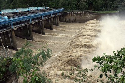 颱風杜鵑來襲，新店溪原水濁度一路飆高，今天上午原水濁度已降至6千度，預計晚上6時八成用戶可恢復供水。（圖為直潭壩，中央社20150929）