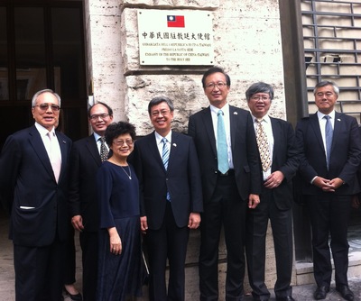 副總統陳建仁（右4）與國安會副秘書長曾厚仁（左2）、外交部次長吳志中（右3）一行，在駐教廷大使李世明（左1）陪同下，視察駐教廷大使館。中央社（資料照）  