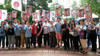 香港區議會選舉，一如往常，是泛民派與建制派的競爭。圖為建制派的新民黨候選人的宣傳照。(中央社提供)20151121