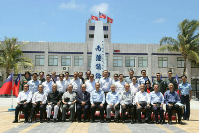 我太平島在南海仲裁案中被降格為岩礁。圖為前行政院院長郝柏村、毛治國及前國安會秘書長胡為真等20人去年底在太平島合影。（資料照片，海巡署提供）20160712