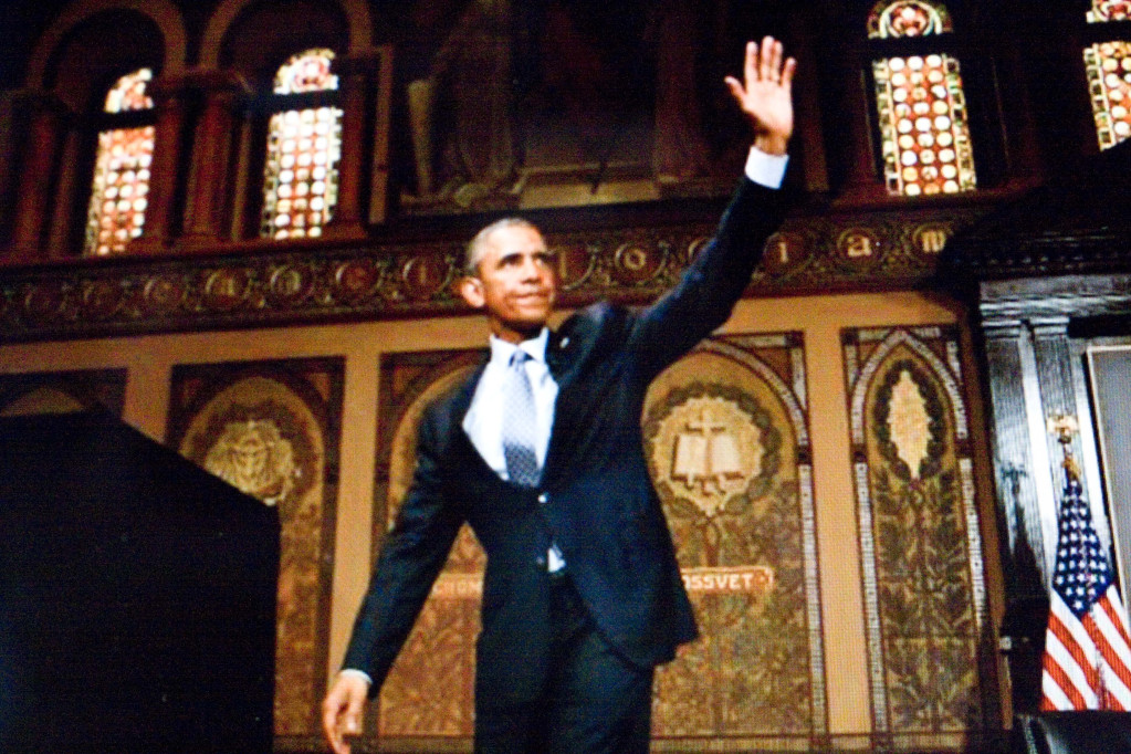 5月12日美國總統歐巴馬於華盛頓,結束一項天主教福音如何對抗貧窮的研討會後,揮手致意(網路圖片翻攝)
