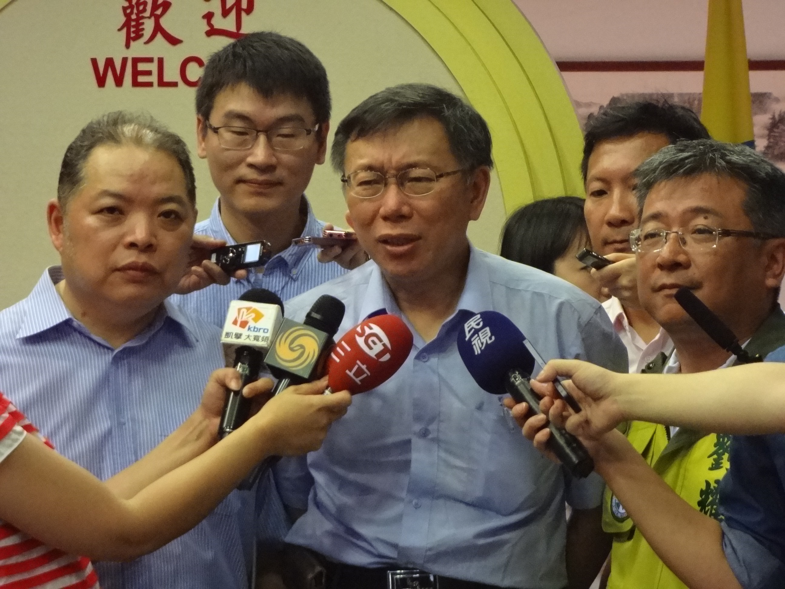 對於競選經費問題，台北市長參選人柯文哲今天（8日）表示，他做得到就說做得到，8千萬是他比較有把握做到，2千萬則一定會超過。（劉明堂攝）