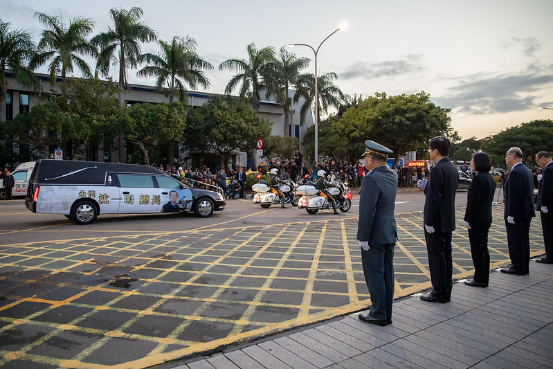 黑鷹殉職將士今(13)日下午移柩，蔡英文總統前往國防部向殉職將士緬懷致敬。圖／取自總統府Flickr