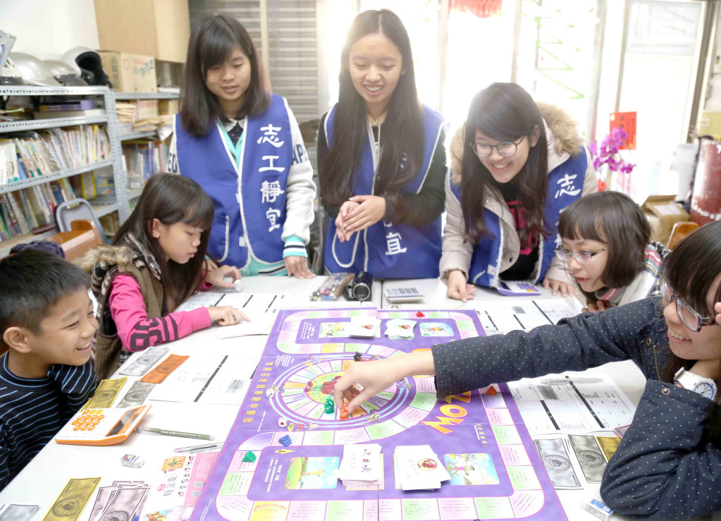 靜宜大學會計系學生用桌遊教孩子有正確的理財觀念。記者蔡育豪攝影