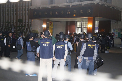 高雄大寮監獄11日發生挾持典獄長和戒護科長事件,警方晚間在監獄前戒備。(中央社)