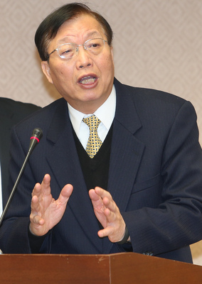 內政部長陳威仁表示，4架黑鷹直升機今年底將移交內政部使用，內政部7月將派32名種子教官赴美受訓，預計12月年底受訓完隨機回台。(中央社資料照片)