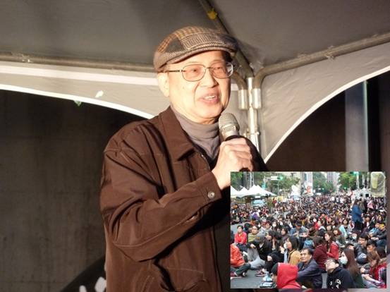 2014年3月24日太陽花學運期間應邀於立法院外濟南路集會講台演說。圖／莊萬壽提供