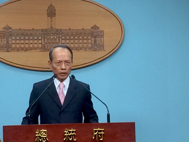 外交部長侯清山今天在總統府公佈「英捷專案」,總統將展開9天8夜二度元首外交,同時將過境美國兩城市。圖/朱蒲青攝