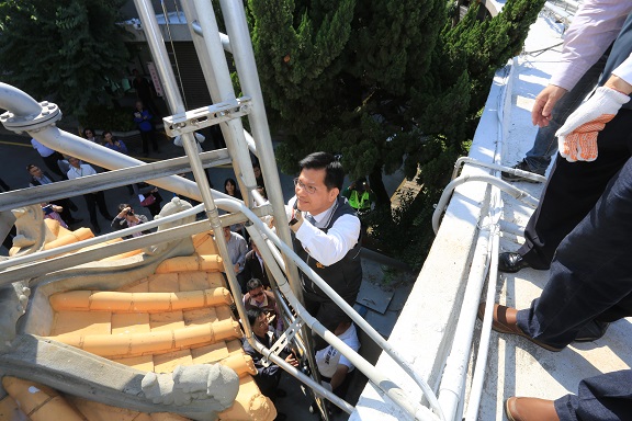 市立生命禮儀所換裝大體冷凍庫冷凝機,無盟議員質疑有弊端,林佳龍市長親自攀爬冷凍庫屋頂勘查,創下地方首長爬上殯儀設施屋頂之先例。(中市新聞局提供)