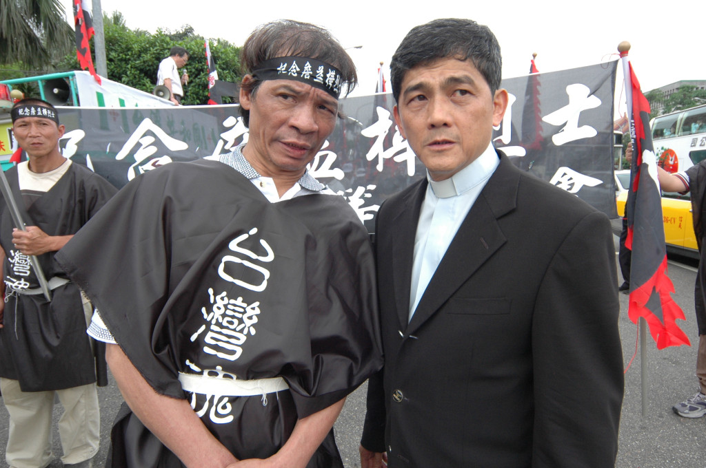 2005年519，翁添福身穿「台灣魂」與林宗正牧師攝於凱達格蘭大道紀念詹益樺。