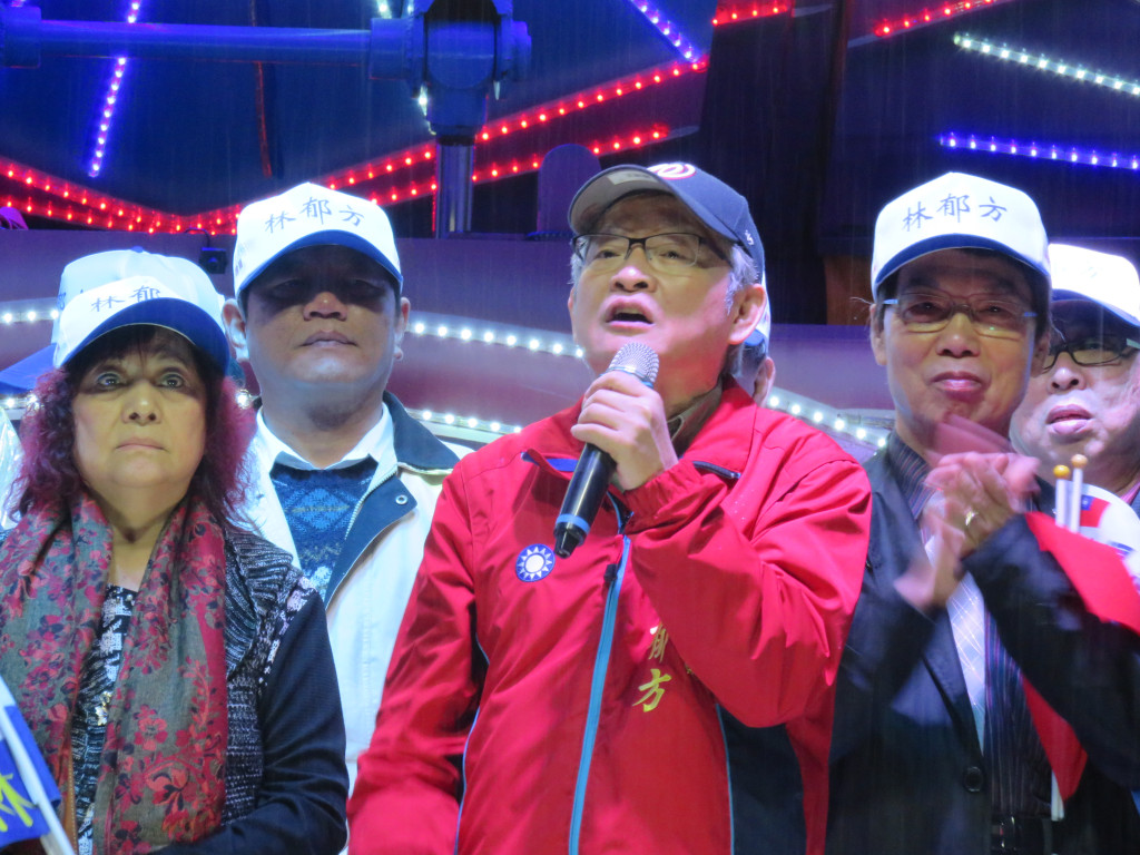 北市中正萬華區國民黨立委候選人林郁方3日晚間舉行老歌演唱會，他暗批對手林昶佐「出一支嘴」，「拿一個吉他，在那邊唱歌，唱那些歌咱這舊社區的朋友也聽不懂那些歌」，林郁方說，「我說，你們聽不懂，我也聽不懂」，「台灣人要唱台灣歌」。（記者唐詩攝影）
