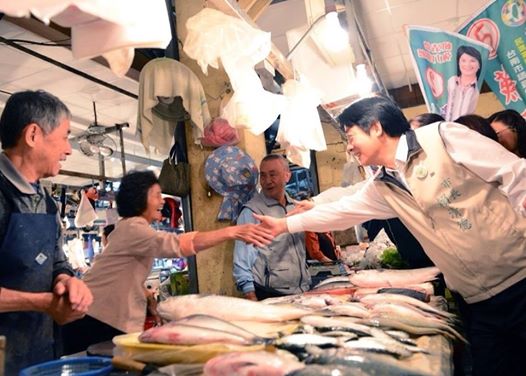 賴清德今晨到市場拜票受到歡迎，他感謝大家的熱情，也知道所有期盼的眼神和熱切的鼓勵，都是市民朋友對台南更加進步的期許。（照片取自賴清德臉書）