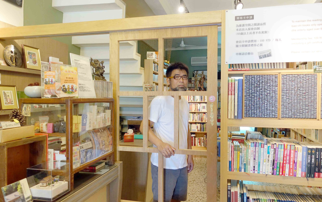 草祭二手書店負責人蔡漢忠用這片簍空的木門,成功創造更書香的環境。(記者蔡育豪攝影)