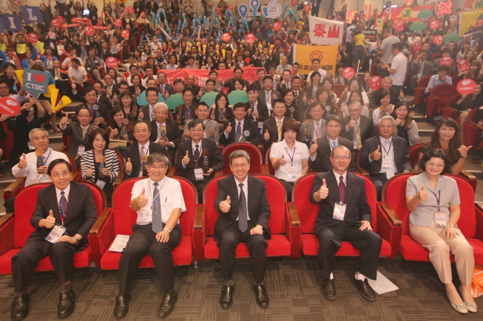 授證典禮與會貴賓與各企業代表大合照。圖／體育署提供