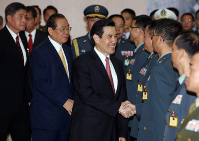 國軍將官晉任授階典禮26日舉行，由國防部長高廣圻主持，國軍高階將領暨晉任人員眷屬親人均受邀觀禮，並邀請總統馬英九（中）親臨訓勉，鼓舞軍心。（中央社）20150526