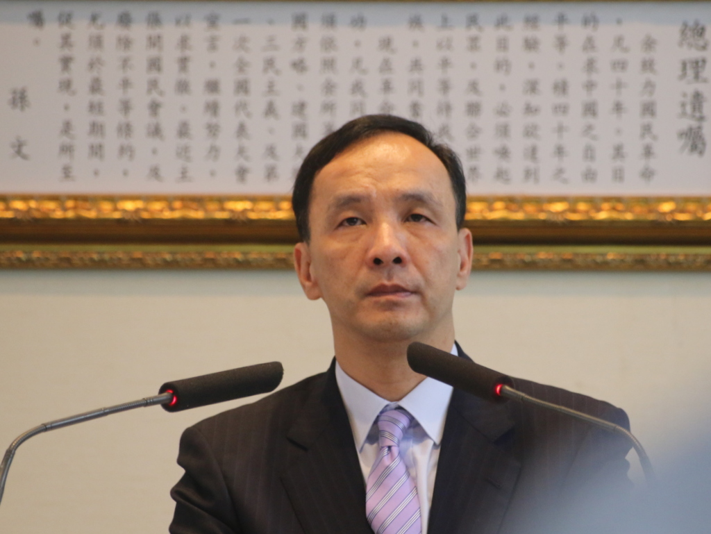 律師陳長文今日投書媒體，痛批國民黨主席朱立倫先不選卻又強勢換柱參選說要救黨救立委選情，但卻有17位立委刻意阻撓農舍修法，認為這種黨不救也罷，還呼籲全民拒投國民黨。記者何豪毅攝