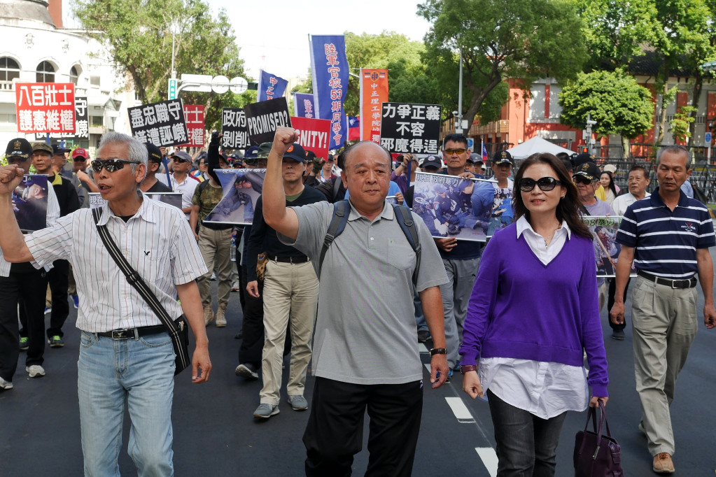 最近甚至有退役將領，無視中國解放軍布置2,000枚飛彈對準台灣，軍機航母頻頻繞台威嚇，不僅心無憤愾，還跑到北京，向中國國家主席交心，喊「國軍、共軍都是中國軍」，高唱「義勇軍進行曲」，還組成「新八百壯士」，到立法院埋鍋造飯反年改，大大羞辱當年死守四行倉庫的八百壯士。圖／張家銘