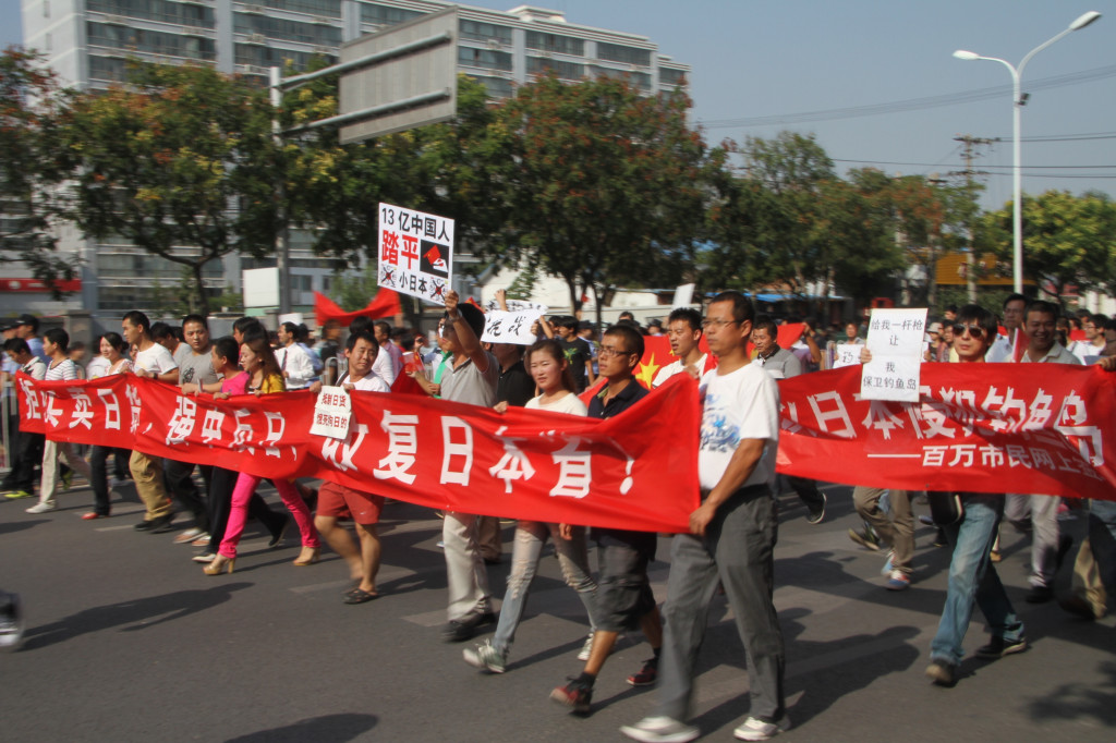 一項調查結果顯示，中日兩國民眾都認為對方「傲慢、暴力和民族主義」。圖為中國民眾在日本駐北京大使館前遊行抗議。圖／取自維基百科（Photo：東方 @voachinese / 公有領域）