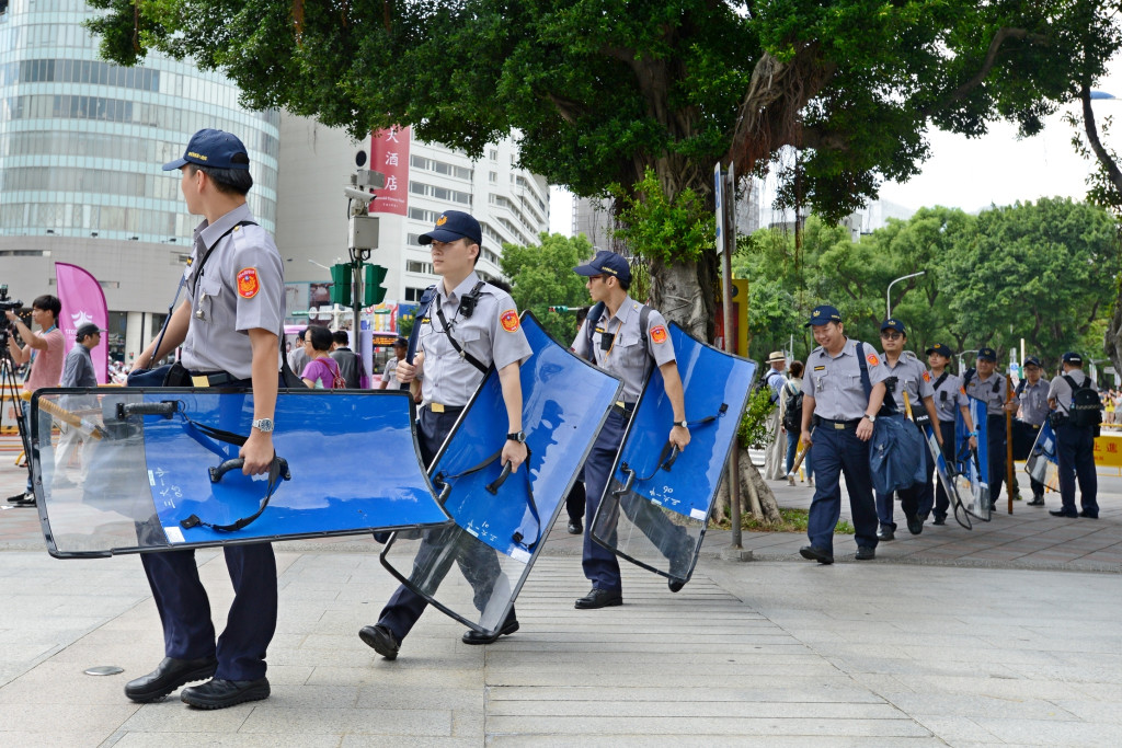 內政部今（8）日討論「警察勤務區家戶訪查辦法」修正案，未來員警不會再就防範危害事故等進行家戶訪查，不再出現類似「查水表」的行為。圖／郭文宏（資料照）