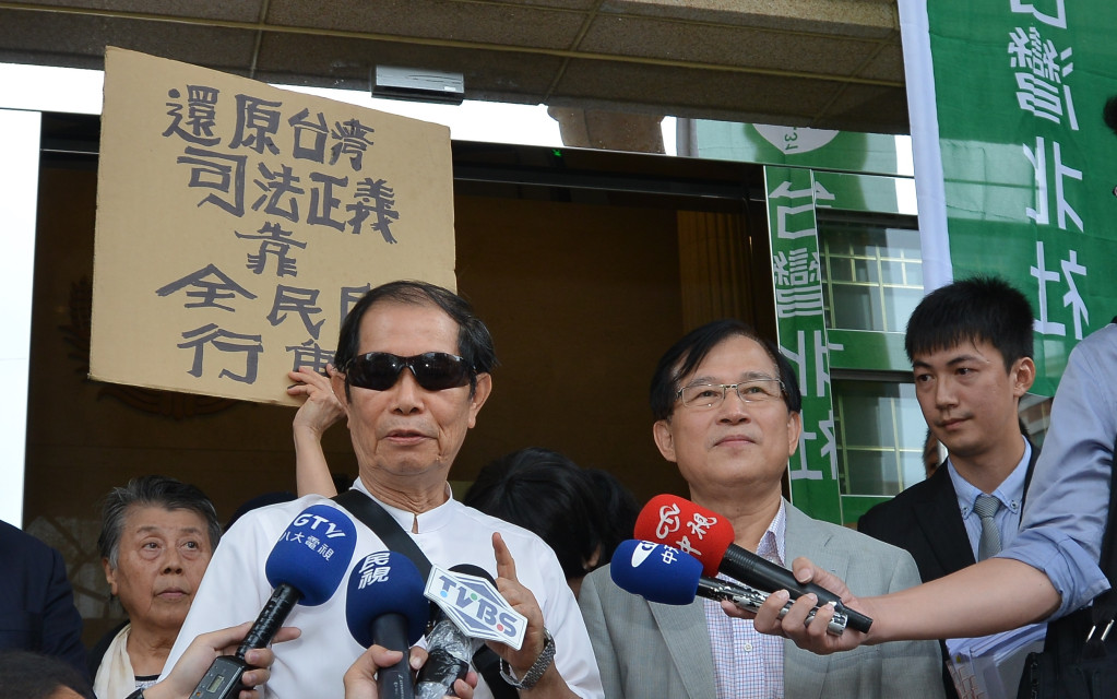 郭瑤琪夫婿彭光輝（圖右）30日下午前往最高檢察署提出非常上訴，前大法官戴東雄（圖左）等人到場聲援。圖／郭文宏
