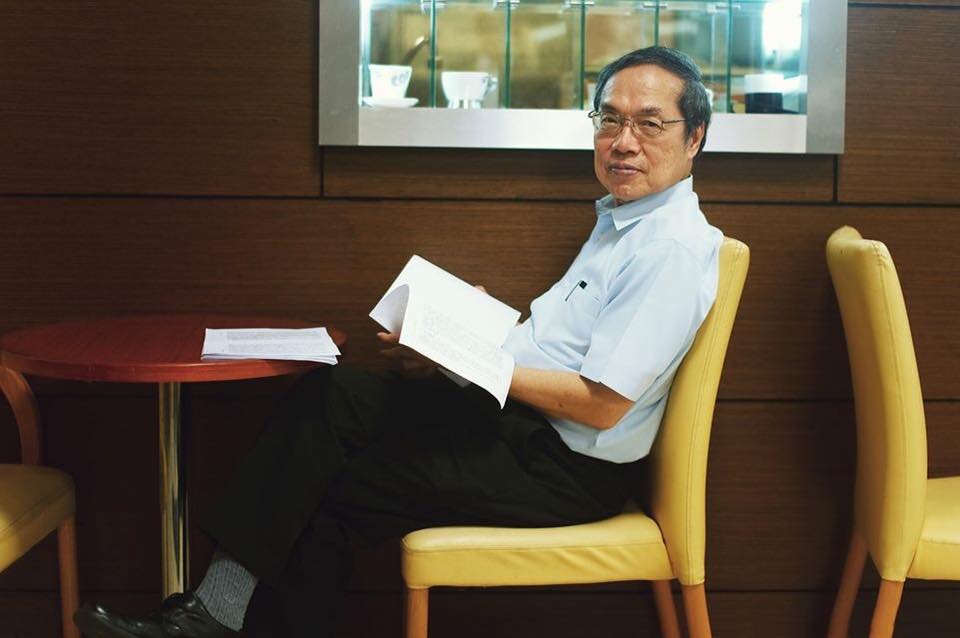 對於國民黨的「換柱擁朱」，陳芳明批評：「國民黨滅亡前的鬧劇，越來越氣象萬千了。」(圖片取自陳芳明臉書)