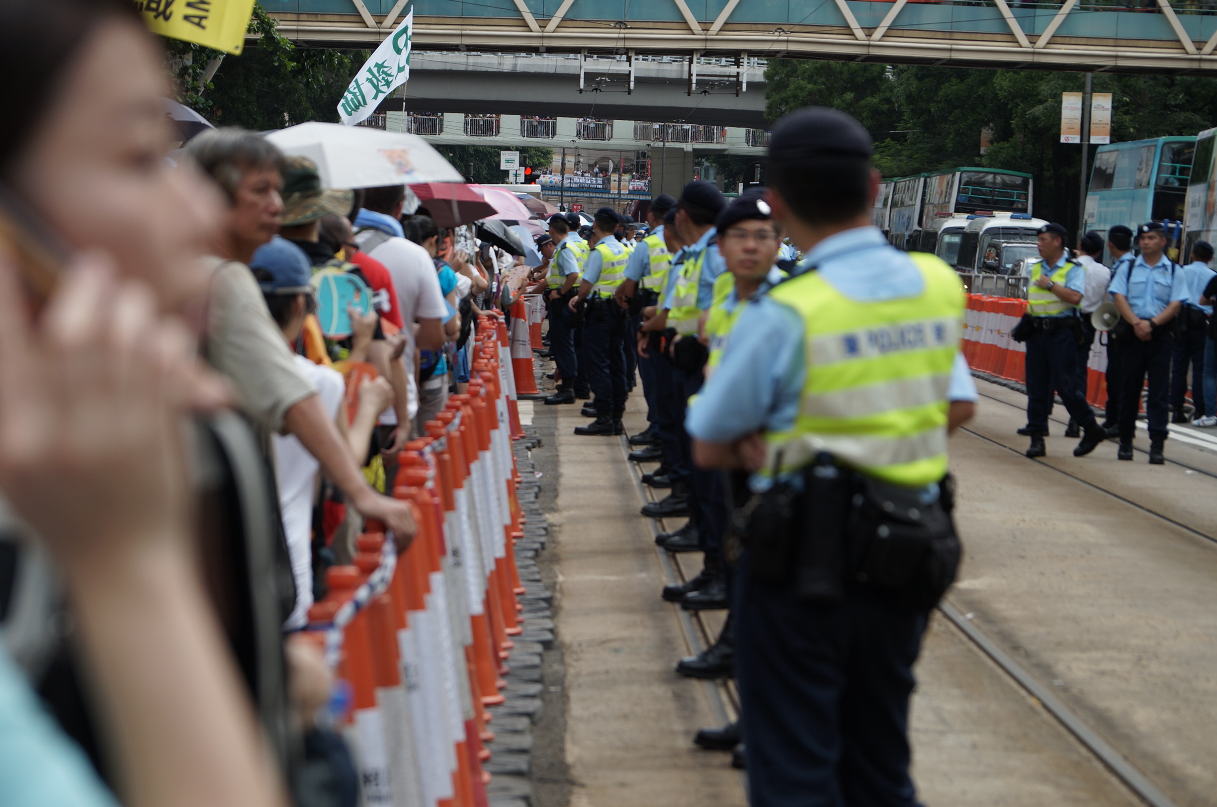 香港真普選聯盟召集人鄭宇碩認為，香港民主化對台灣是一面鏡子，幫助台灣人民對中共政權本質有更深刻的認識，圖為香港七一遊行畫面。（台灣勞工陣線提供）