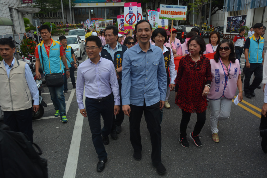 朱立倫到台東參加反家暴活動。(記者王志偉攝)