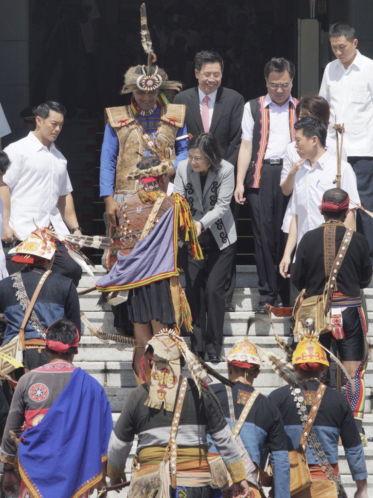 總統蔡英文於2016年8月1日在總統府代表政府向原住民道歉；不過，包括原住民歌手巴奈等人，仍有不少原住民在凱達格蘭大道抗議，要求政府正視歷史還原住民正義。圖／張良一攝