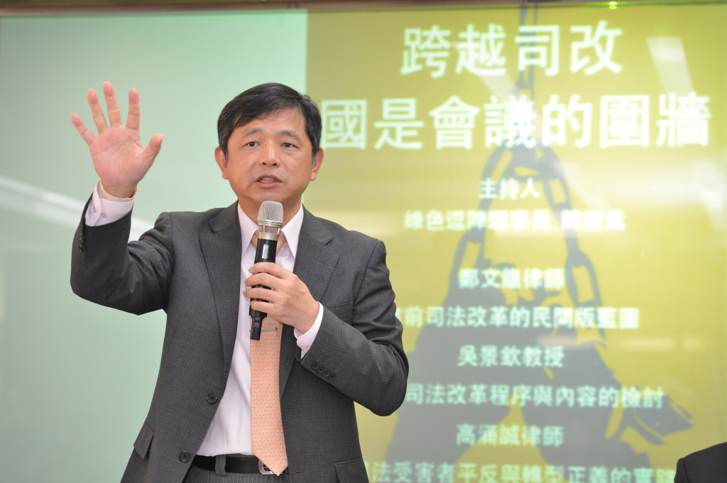 「國民黨帶來的憲政體制就是『養米蟲體制』，美國那麼大，九個最高法院的大法官就夠，但我們一百多個人，沒辦法解決問題」，律師鄭文龍今天在一場專題演講談司法改革，提到目前制度的困境。圖／郭文宏