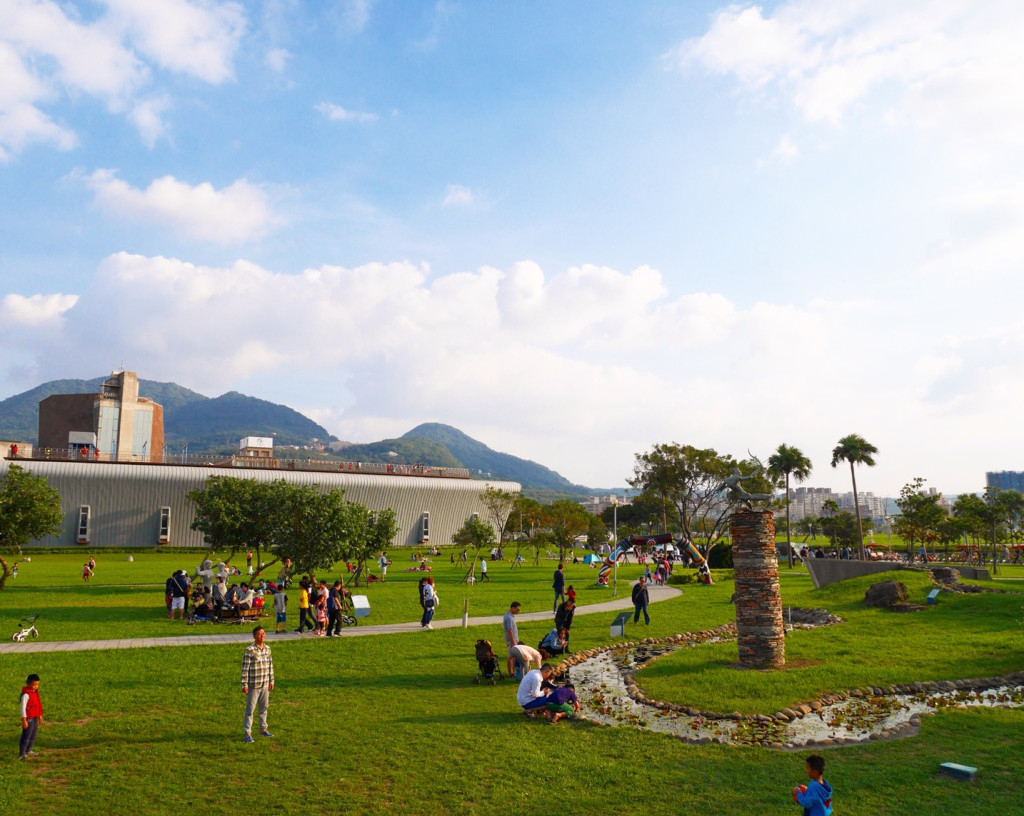 十三行博物館館長陳春蘭表示，博物館後方的陽光廣場，有著綠草如茵的廣大草地，適合與家人朋友野餐、與孩子或毛小孩玩飛盤，沐浴在煦煦日光下，歡迎來博物館走春。圖／新北市十三行博物館提供