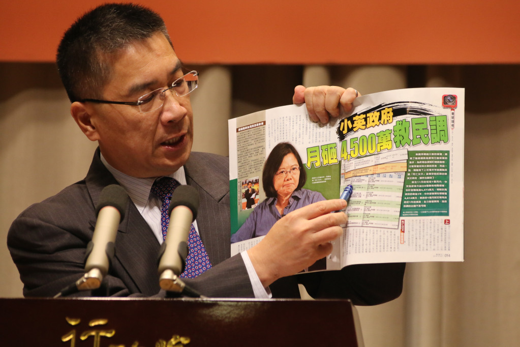 週刊報導小英政府上月砸4500萬元救民調，行政院發言人徐國勇表示均為去年編好的預算，此報導為「拿清朝的劍斬明朝的官」。圖／何豪毅攝