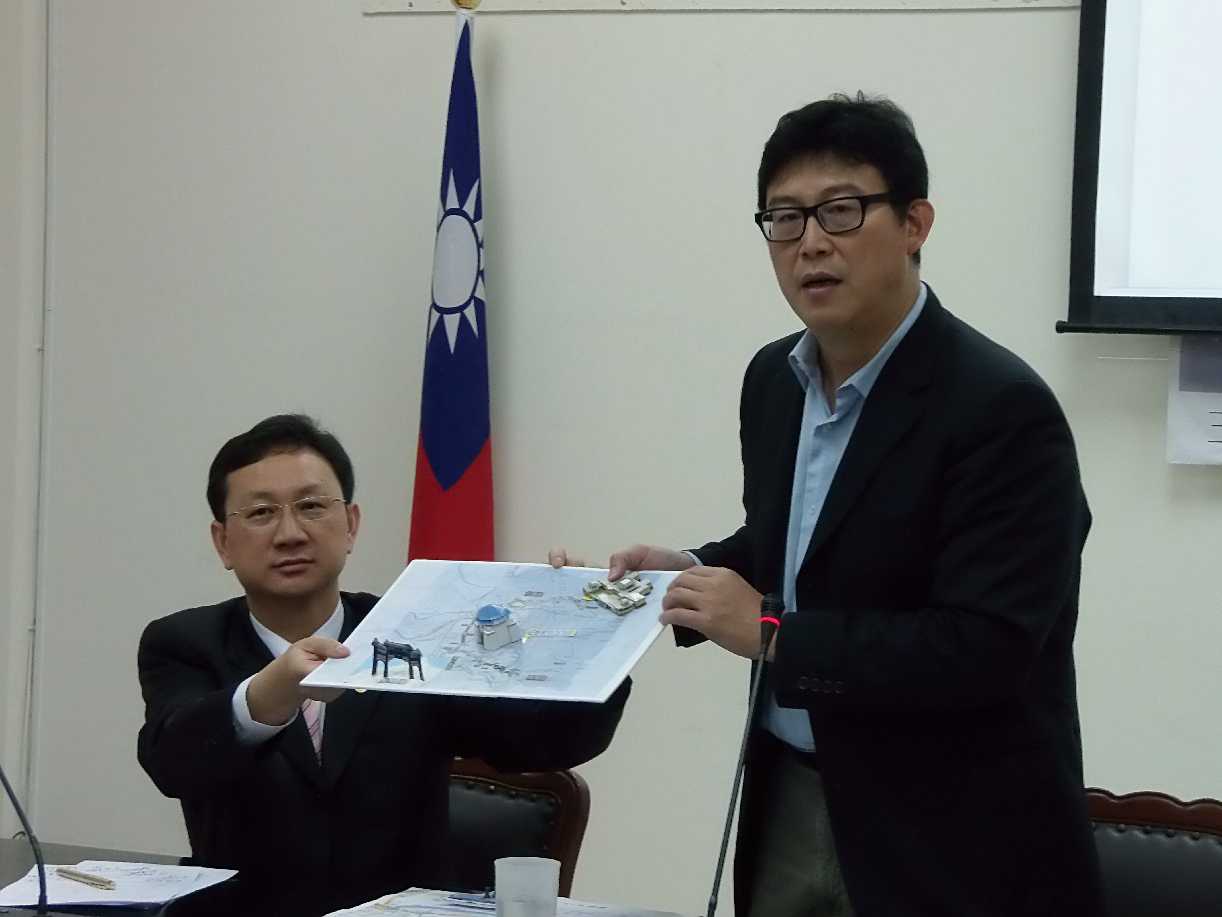 民進黨台北市長參選人姚文智今(1)日公布新一波台北願景，提議推動總統府遷移大直，行政院立法院可搬至松山機場航廈區。（姚文智辦公室提供）  