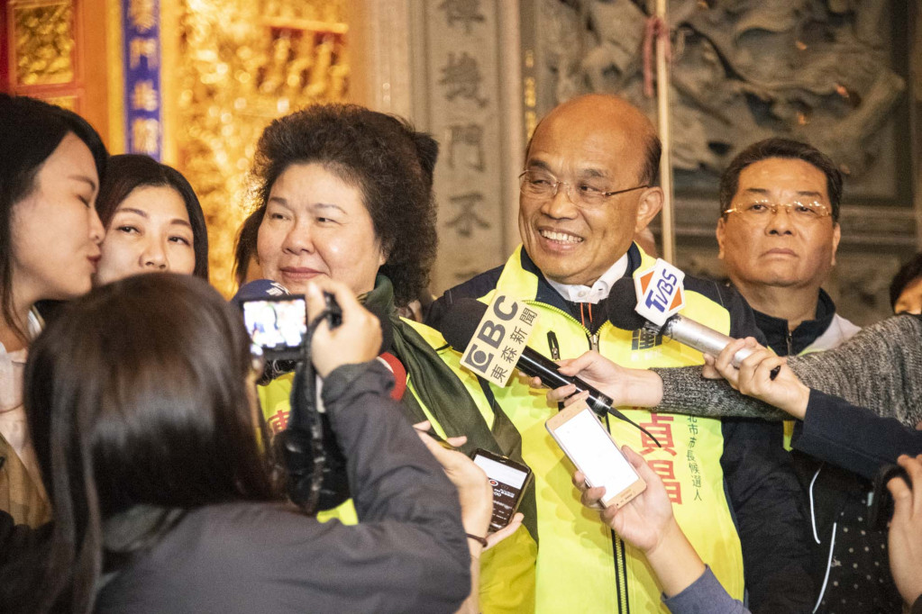 總統府祕書長陳菊今（19）日晚間陪同民進黨新北市長候選人蘇貞昌到林口車隊掃街拜票。圖／蘇貞昌競選辦公室