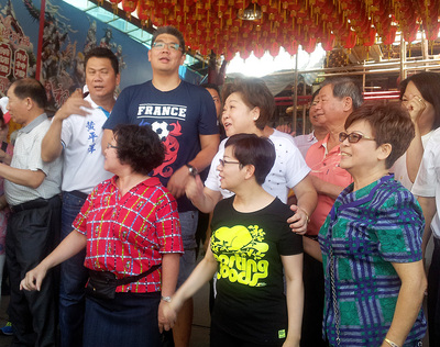 遭國民黨停權、以無黨籍身分登記參選台北市議員的賴素如（前右2）日前也出現在國民黨台北市長參選人連勝文（後左3）的競選活動上。（中央社資料照片）