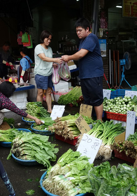 儘管菜價重挫，但水果等價格還是高居不下，外食族的負擔不減反增。根據主計處公布2 CPI數字觀察，外食費創下11月最大漲幅。(圖/中央社資料照)