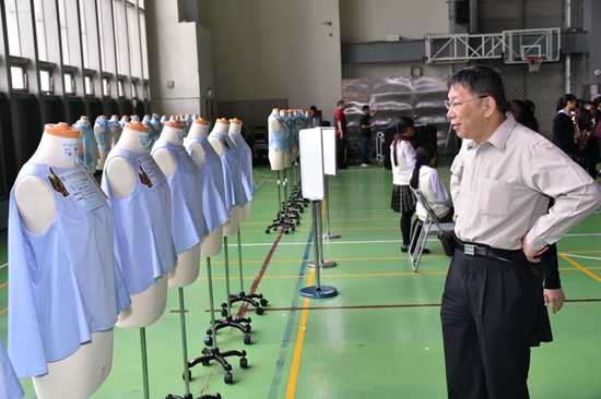 柯文哲出席「全國高級中等學校105學年度家事類科學生技藝競賽」活動，對於外界認為川普說話模式跟他很像，他雖同意但也說「但保證選後修正速度更快」。圖／台北市政府