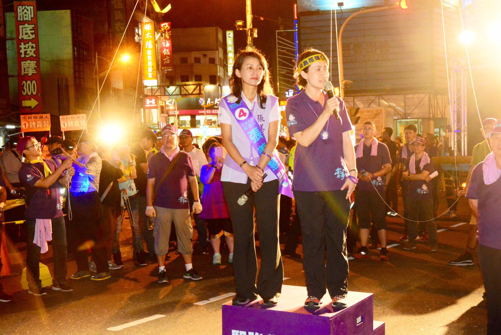 市長補選一役，明天張美慧若當選，未來花蓮政壇、民進黨發展，甚至兩年後縣長之戰，張美慧、蕭美琴「雙美」將扮演舉足輕重角色。圖為今晚選前之夜，兩人面對數千支持者演說。（王志偉攝）