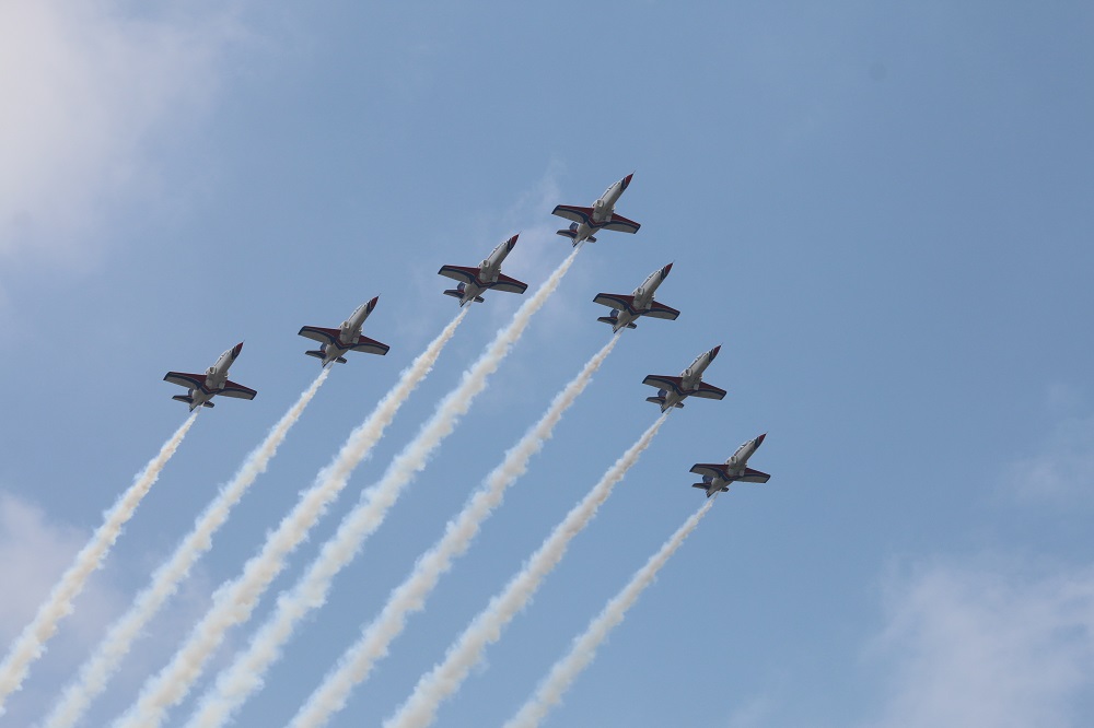 雷虎小組今天上午進行預演，大雁編隊通過台北市中山南北路上空。（記者何豪毅攝）