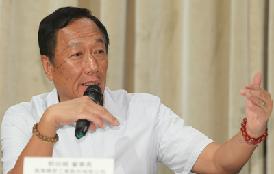 鴻海董事長郭台銘今日宣布將剛到手的71億元股息全部捐贈給旗下永齡健康基金會，供做加碼台大生醫抗癌等捐贈案使用。（中央社資料照）